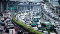 Tol Dalam Kota (Dalkot) dan Jalan Gatot Subroto, Jakarta, terpantau macet pada Jumat (7/3/2025). Ada pergeseran jam macet di wilayah DKI Jakarta saat Ramadhan.