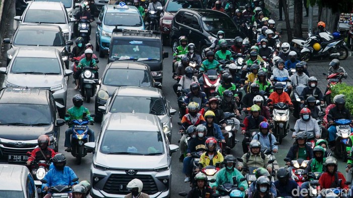 Ada pergeseran jam macet di wilayah DKI Jakarta saat Ramadhan. Selama Ramadan, kemacetan terjadi beberapa jam menjelang buka puasa.