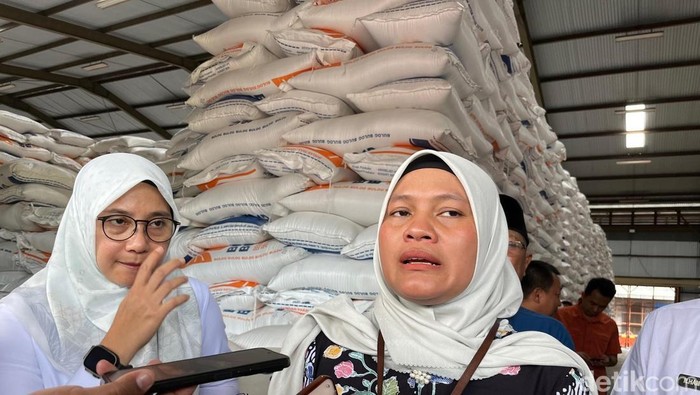 Bupati Ipuk saat mengecek stok beras di gudang Bulog Ketapang Banyuwangi.