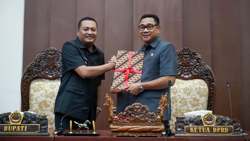 Bupati Mahahayastra serahkan raperda penyertaan modal daerah BPD Bali di Ruang Sidang Utama Kantor DPRD Gianyar, Jumat (7/3/2025). (IST)