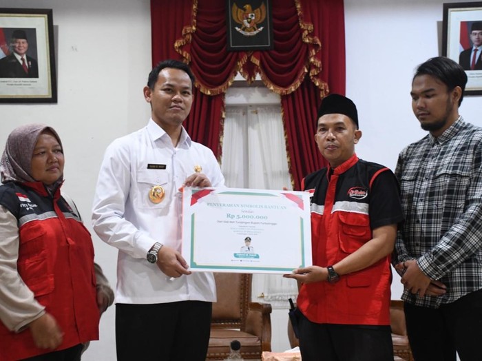 Bupati Fahmi menyerahkan gaji dan tunjangannya kepada kelompok masyarakat Kabupaten Purbalingga di Pendopo Dipokusumo, Jumat (7/3/2025).