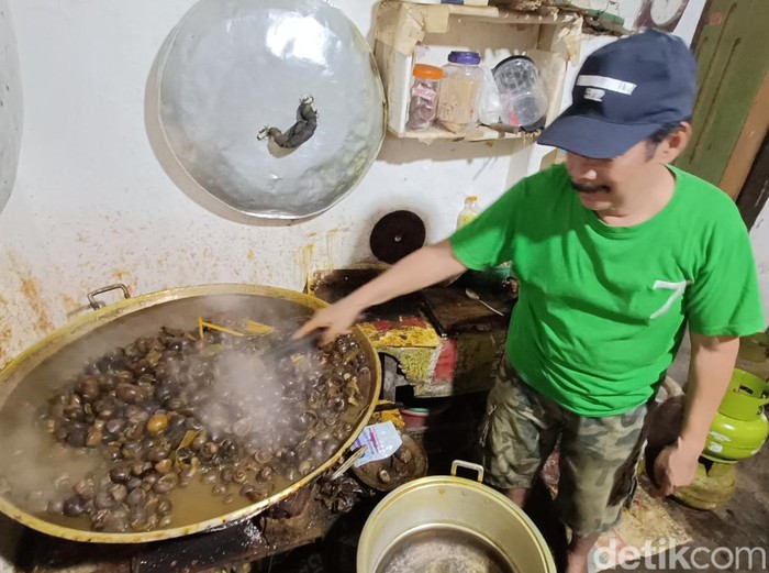 Chamlani mengolah masakan keong sawah di dapur rumahnya kompleks Kauman Lama Purwokerto, Kabupaten Banyumas, Jumat (7/3/2025).