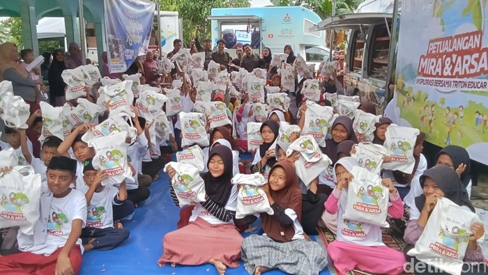 CT ARSA Foundation menggelar buka puasa bersama anak-anak madrasah dan ibu-ibu sekitar Muara Gembong, Bekasi.