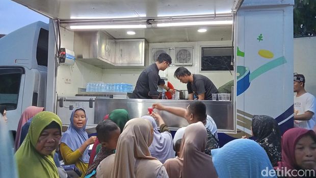 CT ARSA Foundation menggelar buka puasa bersama anak-anak madrasah dan ibu-ibu sekitar Muara Gembong, Bekasi.