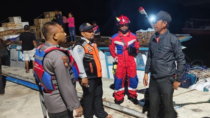 Damkar mengevakuasi KM Subur Makmur yang mengalami patah baut kemudi saat berlayar di perairan Kepulauan Seribu, tepatnya di Pulau Tikus dari Pelabuhan Muarasanan Cituis. (dok.ist)