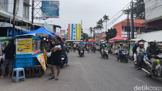 Deretan lapak pedagang di Jalan Mohammad Toha Cirebon