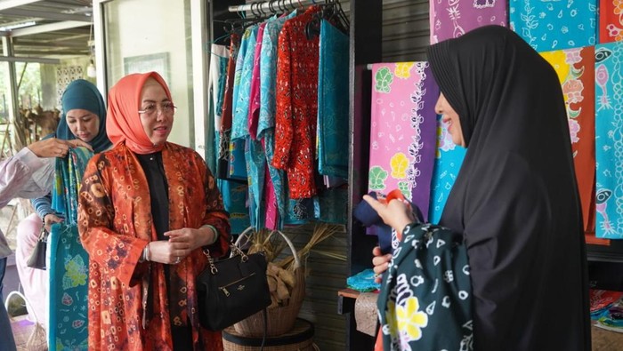 Direktur Kepatuhan dan Manajemen Risiko Bank Sumsel Babel Riera Ecorhynalda mengunjungi Deshanda Craft di Pangkal Pnang