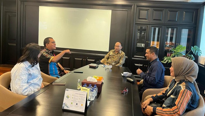 Diskusi antara Gubernur NTT Melki Laka Lena dan tim bersama Menteri Koperasi Budi Arie Setiadi  di Jakarta, Jumat (7/3/2025). (IST)