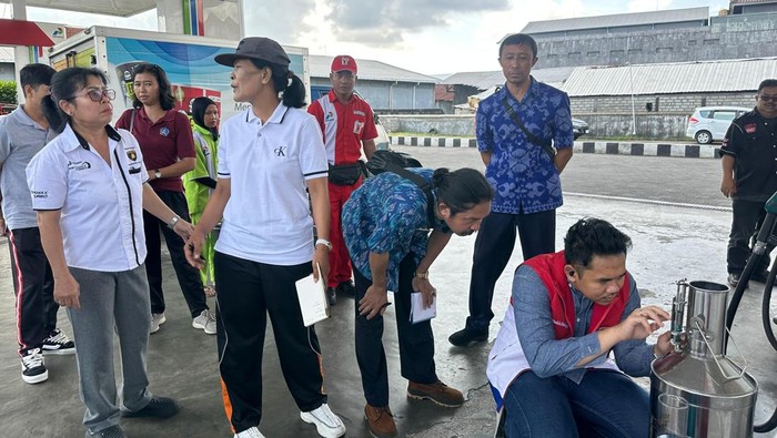Disperindag Bali, Kemetrologian Kabupaten Badung, dan Pertamina Patra Niaga Regional Jatimbalinus saat melakukan sidak di beberapa SPBU di Bali, Jumat (7/3/2025).
