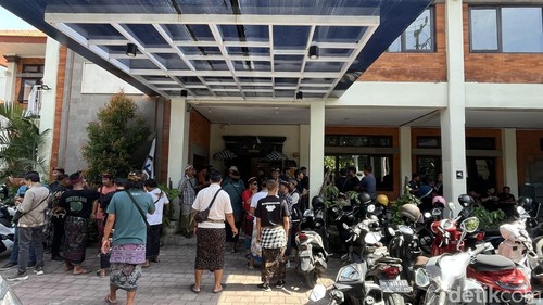 Sejumlah driver pariwisata di kantor DPD RI Provinsi Bali, Jumat (7/3/2025).