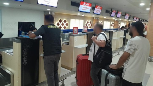 Dua WN Turki MT dan FY dideportasi melalui Bandara I Gusti Ngurah Rai karena diduga menyalahgunakan izin tinggal, Rabu (5/3/2025).