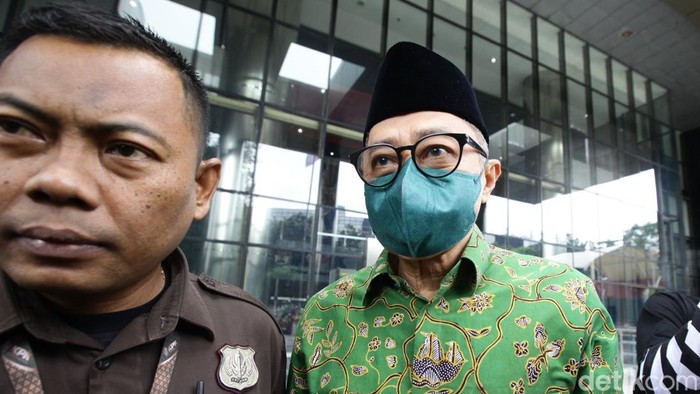 Eks Pejabat Pajak Diperiksa KPK Terkait Kasus Gratifikasi Rp 21,5 M Tersangka kasus dugaan penerimaan gratifikasi Muhammad Haniv berjalan keluar usai menjalani pemeriksaan di Gedung Merah Putih KPK, Jakarta, Jumat (7/3/2025). KPK memeriksa Kepala Kantor Wilayah (Kakanwil) Direktorat Jenderal Pajak (DJP) Jakarta Khusus periode 2015-2018 tersebut terkait dugaan penerimaan gratifikasi sebesar Rp 21,5 miliar. Penerimaan gratifikasi berawal saat Haniv meminta untuk dicarikan sponsor keperluan fashion show anaknya, FP. Dari situ, berujung Haniv diduga menerima penerimaan lain.
