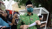 Haniv langsung berjalan meninggalkan gedung KPK.  