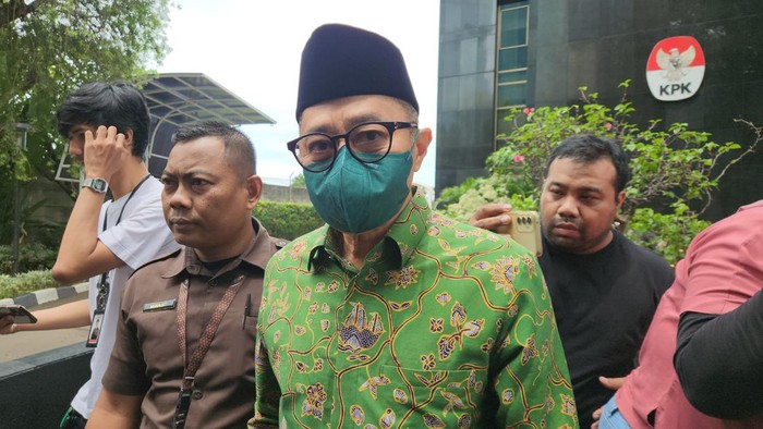 Eks pejabat Pajak tersangka gratifikasi, M Haniv, usai diperiksa KPK (Adrial/detikcom)