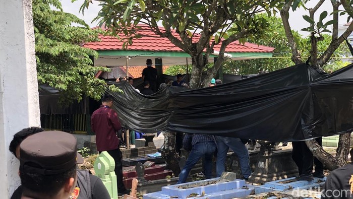 Polisi melakukan ekshumasi mayat korban miras oplosan di Bantul.