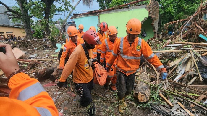 Evakuasi jasad ibu-anak korban banjir Sukabumi.