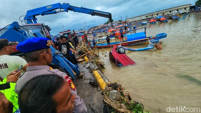 Evakuasi mobil tenggelam di Palabuhanratu Sukabumi