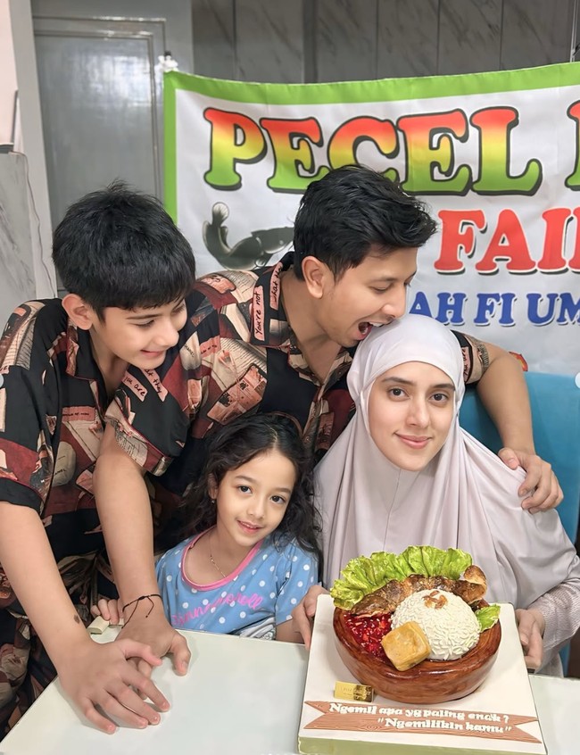 Fairuz A Rafiq kini telah resmi berusia 39 tahun. Di momen pertambahan usianya itu Fairuz mendapat kejutan dari anak-anak dan suaminya, Sonny Septian. Foto: Instagram/@fairuzarafiq