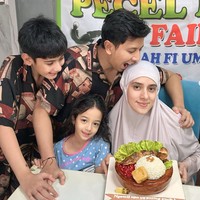 Fairuz A Rafiq kini telah resmi berusia 39 tahun. Di momen pertambahan usianya itu Fairuz mendapat kejutan dari anak-anak dan suaminya, Sonny Septian. Foto: Instagram/@fairuzarafiq