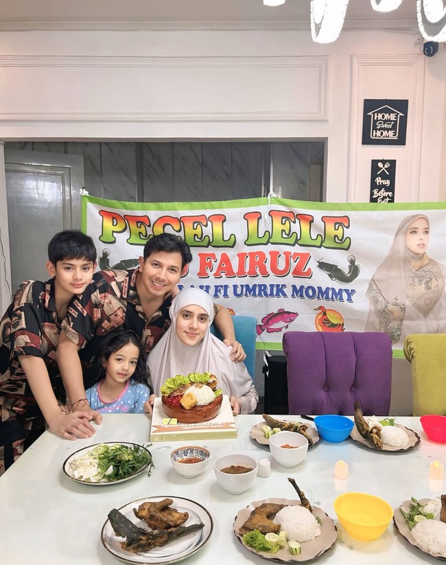 Uniknya kejutan ulang tahun Fairuz didekorasi bak warung pecel lele. Dirayakan di rumah, area ruang makan tampak disulap seperti sebuah warung makan. Terdapat spanduk pecel lele dengan foto Fairuz didekorasi salah satu sisinya. Foto: Instagram/@fairuzarafiq