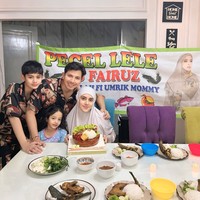 Uniknya kejutan ulang tahun Fairuz didekorasi bak warung pecel lele. Dirayakan di rumah, area ruang makan tampak disulap seperti sebuah warung makan. Terdapat spanduk pecel lele dengan foto Fairuz didekorasi salah satu sisinya. Foto: Instagram/@fairuzarafiq