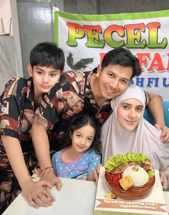 Kue ulang tahunnya pun tak kalah unik dengan tema senada. Terlihat kue ulang tahunnya berbentuk seperti sebuah nasi uduk yang dilengkapi dengan sambal, tahu, dan lele goreng. Foto: Instagram/@fairuzarafiq