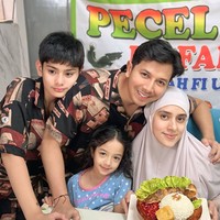 Kue ulang tahunnya pun tak kalah unik dengan tema senada. Terlihat kue ulang tahunnya berbentuk seperti sebuah nasi uduk yang dilengkapi dengan sambal, tahu, dan lele goreng. Foto: Instagram/@fairuzarafiq