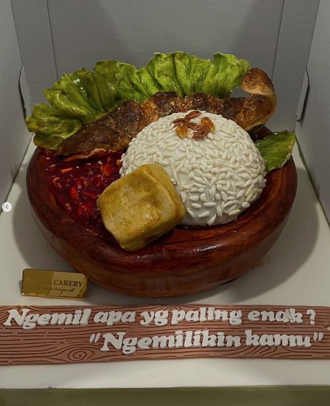 Di kue ulang tahun Fairuz juga terdapat gombalan romantis berbunyi, “Ngemil apa yg paling enak? ‘Ngemilikin kamu’”. Foto: Instagram/@fairuzarafiq