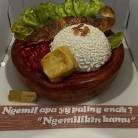 Di kue ulang tahun Fairuz juga terdapat gombalan romantis berbunyi, “Ngemil apa yg paling enak? ‘Ngemilikin kamu’”. Foto: Instagram/@fairuzarafiq