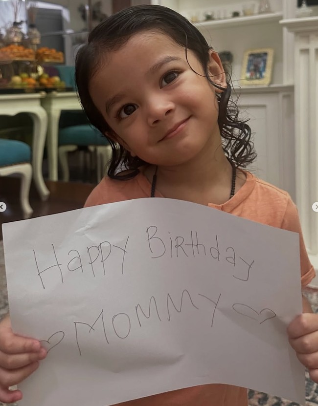 Terlihat putri Fairuz dan Sonny, Queen Eijaz, turut memberikan kejutan. Ia memegang sebuah kertas bertuliskan, “Happy Birthday Mommy”. Foto: Instagram/@fairuzarafiq