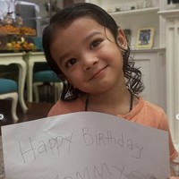Terlihat putri Fairuz dan Sonny, Queen Eijaz, turut memberikan kejutan. Ia memegang sebuah kertas bertuliskan, “Happy Birthday Mommy”. Foto: Instagram/@fairuzarafiq