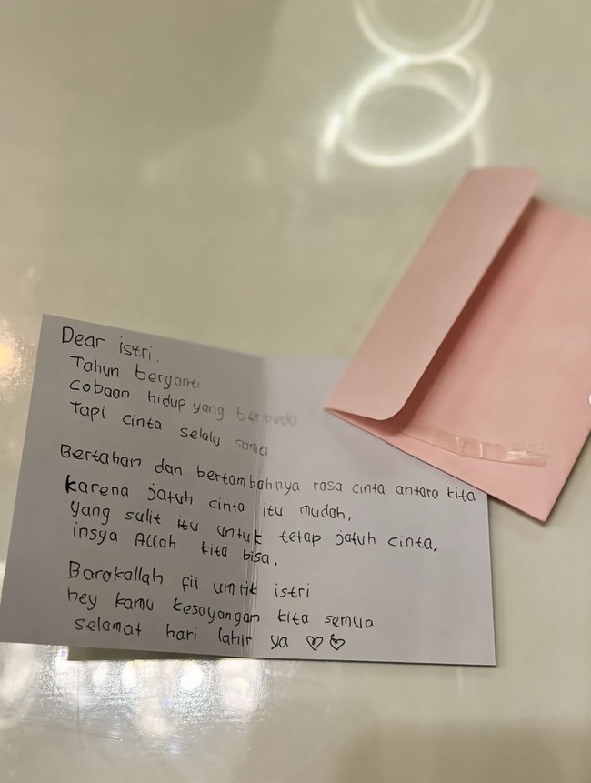 Fairuz juga memamerkan kartu ucapan ulang tahun dari sang suami. Terlihat kartu ucapan tersebut ditulis tangan langsung oleh Sonny. Foto: Instagram/@fairuzarafiq