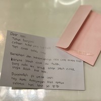 Fairuz juga memamerkan kartu ucapan ulang tahun dari sang suami. Terlihat kartu ucapan tersebut ditulis tangan langsung oleh Sonny. Foto: Instagram/@fairuzarafiq