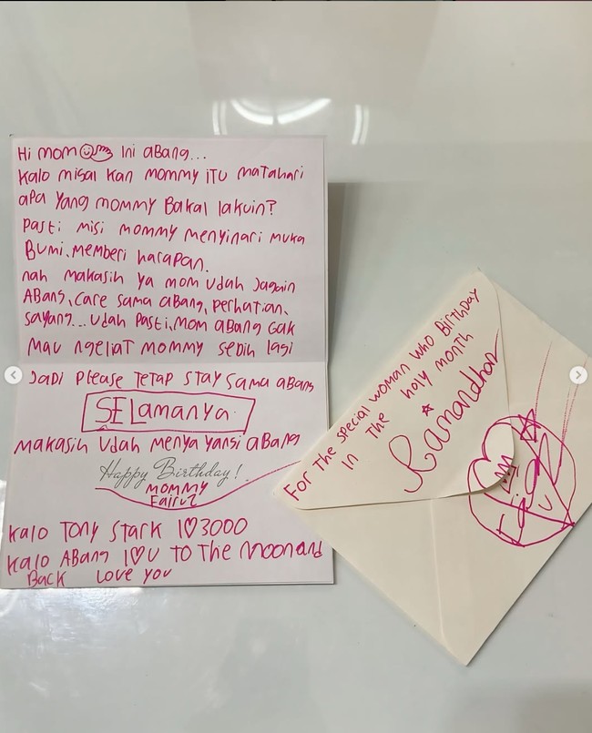 King Faaz, putra pertama Fairuz juga turut memberikan kartu ucapan ulang tahunnya pun spesial untuk sang mama. Foto: Instagram/@fairuzarafiq
