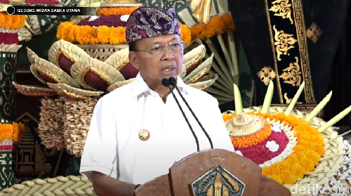 Gubernur Bali Wayan Koster menyampaikan sambutan dalam acara Pengukuhan Ketua TP PKK, Ketua Tim Pembina Posyandu, dan Ketua Dekranasda Provinsi Bali, Jumat (7/3/2025).