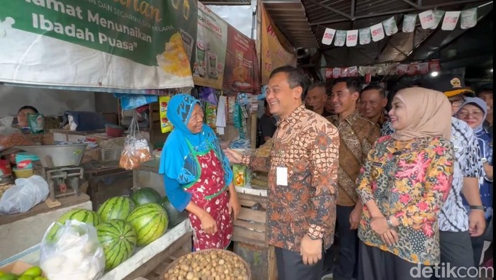 Gubernur Jawa Tengah, Ahmad Lutfi mengecek stok dan harga bahan pokok di Pasar Boja, Kendal, Jumat (7/3/2025).