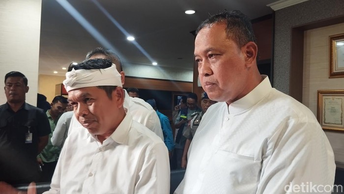 Gubernur Jawa Barat Dedi Mulyadi dan Walikota Bekasi Tri Adhianto. (Maulana/detikcom)