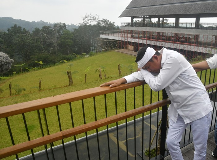 Gubernur Jawa Barat Dedi Mulyadi menangis saat melakukan penyegelan bangunan yang diduga merusak lingkungan di  Eiger Adventure Land, Megamendung, Bogor, Jawa Barat, Kamis (6/3/2025). Kementerian Lingkungan Hidup menginspeksi dan memasang papan pengawasan lingkungan hidup di empat lokasi di hulu Daerah Aliran Sungai (DAS) Ciliwung yang diduga dibangun tanpa persetujuan lingkungan dan berkontribusi dalam banjir di wilayah hilir. ANTARA FOTO/Arif Firmansyah/nz