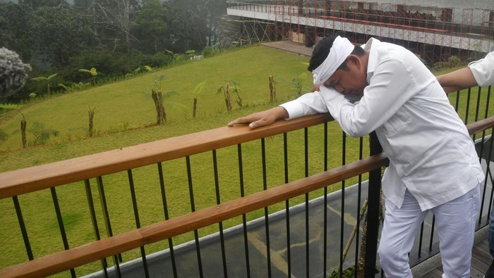 Gubernur Jawa Barat Dedi Mulyadi menangis saat melakukan penyegelan bangunan yang diduga merusak lingkungan di  Eiger Adventure Land, Megamendung, Bogor, Jawa Barat, Kamis (6/3/2025). Kementerian Lingkungan Hidup menginspeksi dan memasang papan pengawasan lingkungan hidup di empat lokasi di hulu Daerah Aliran Sungai (DAS) Ciliwung yang diduga dibangun tanpa persetujuan lingkungan dan berkontribusi dalam banjir di wilayah hilir. ANTARA FOTO/Arif Firmansyah/nz