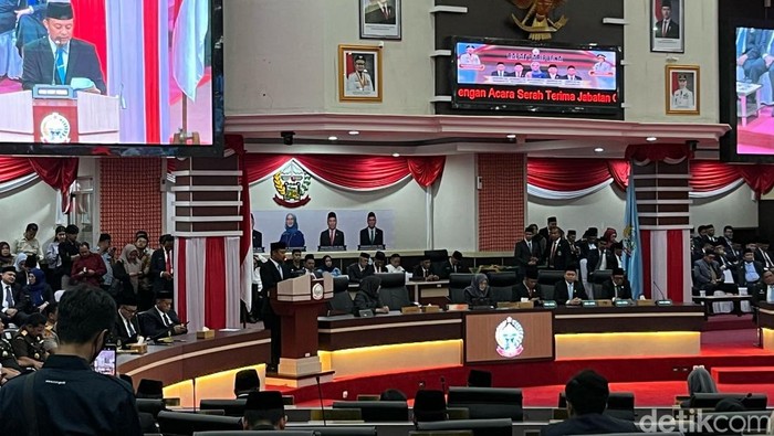 Gubernur Sulsel Andi Sudirman saat menghadiri rapat paripurna di DPRD Sulsel.
