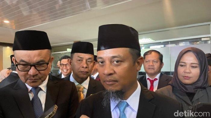 Gubernur Sulsel Andi Sudirman usai menghadiri rapat paripurna di DPRD Sulsel.