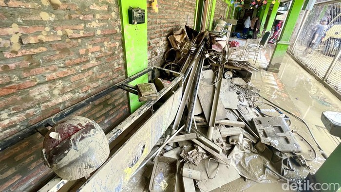 Guru dan Siswa Bersih-bersih Sisa Lumpur Aksi bersih-bersih dilakukan di Sekolah Daar El-Salam, Villa Nusa Indah 2, Bojong Kulur, Kecamatan Gunung Putri, Kabupaten Bogor. Sekolah ini sebelumnya terendam banjir.