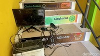 Komputer serta laptop milik sekolah juga rusak akibat banjir.  