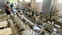 Upaya pihak sekolah untuk menyelamatkan barang-barang sekolah seperti meja dan kursi hingga komputer terus dilakukan.  