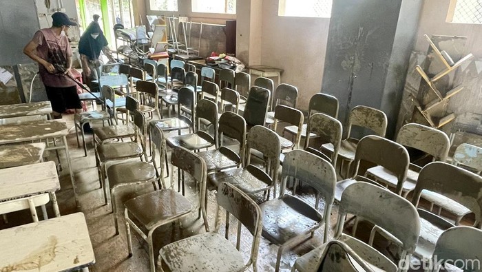 Guru dan Siswa Bersih-bersih Sisa Lumpur Aksi bersih-bersih dilakukan di Sekolah Daar El-Salam, Villa Nusa Indah 2, Bojong Kulur, Kecamatan Gunung Putri, Kabupaten Bogor. Sekolah ini sebelumnya terendam banjir.