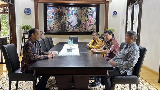 4 Hal Diketahui terkait Pertemuan Jokowi dan Adik Prabowo di Solo