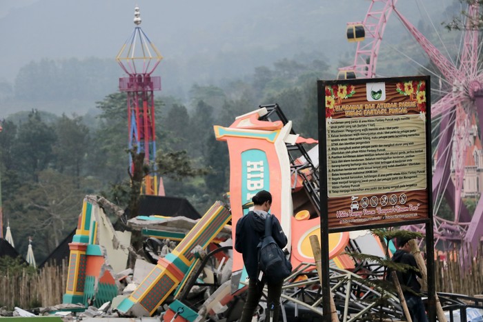 Tempat wisata Hibisc Fantasy Puncak, Kabupaten Bogor, Jawa Barat, dibongkar paksa. Taman rekreasi itu melanggar aturan alih fungsi lahan.