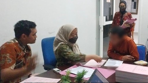 HJ, tersangka korupsi dana BOS SMAN 1 Woha, Kabupaten Bima, NTB, yang diserahkan penyidik Kejaksaan kepada Penuntut Umum, Jumat (7/3/2025). (Dok. Kejari Bima)