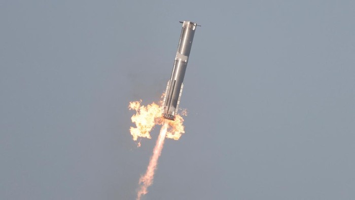 Hujan Puing di Karibia, gegara Pesawat SpaceX Meledak A view shows debris streaking through the sky, after SpaceX's Starship spacecraft tumbled and exploded in space, in Hog Cay, Bahamas, March 6, 2025, in this screen grab obtained from social media video. X @GeneDoctorB/via REUTERS THIS IMAGE HAS BEEN SUPPLIED BY A THIRD PARTY. MANDATORY CREDIT. NO RESALES. NO ARCHIVES.