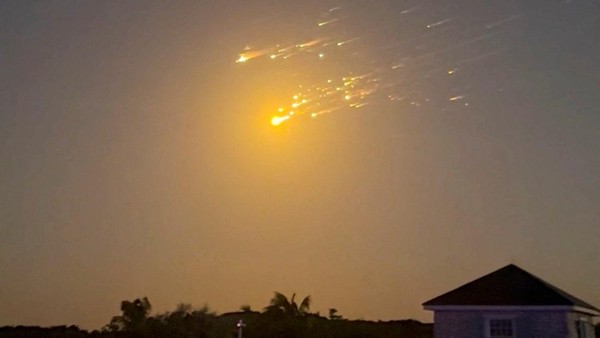 Hujan Puing di Karibia gegara Pesawat SpaceX Meledak